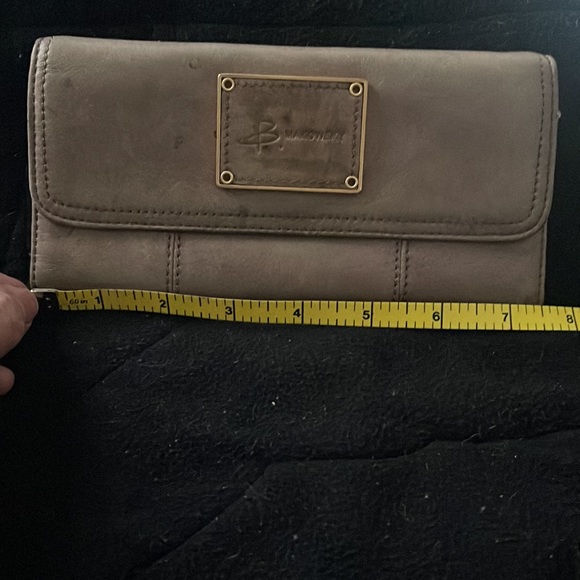 B.Makowsky Taupe wallet - Picture 3 of 8